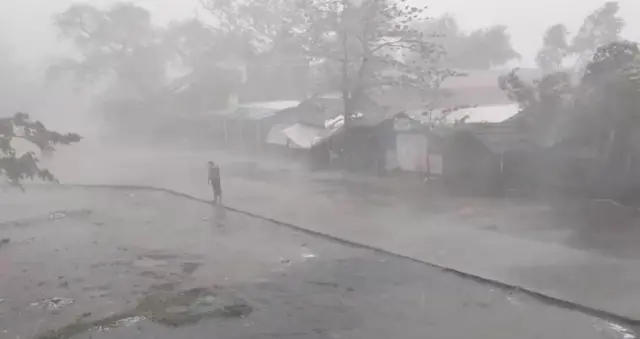 ঘূর্ণিঝড়ের প্রভাবে ঝড়বৃষ্টি হচ্ছে