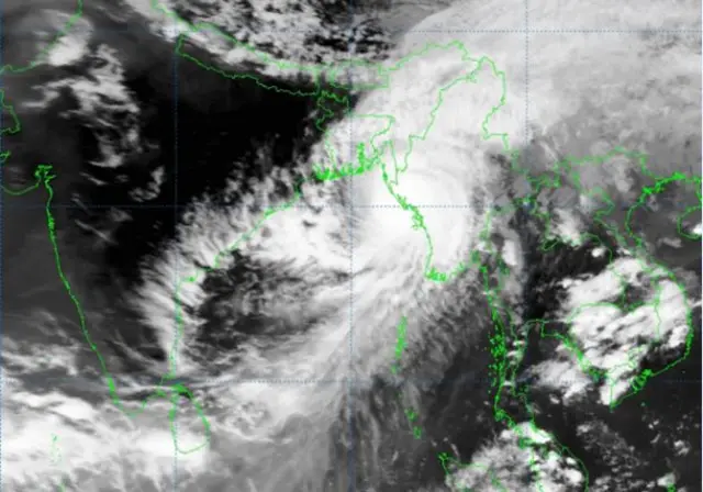 স্যাটেলাইট ছবিতে ঘূর্ণিঝড় মোখার অবস্থান
