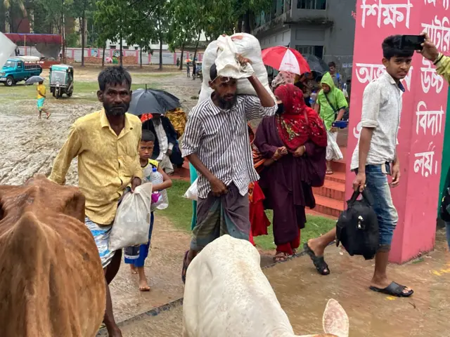 ঘূর্ণিঝড়ের প্রভাব কমে যাওয়ায় কক্সবাজারের আশ্রয় কেন্দ্র থেকে মানুষজন বাড়িঘরে ফিরতে শুরু করেছেন