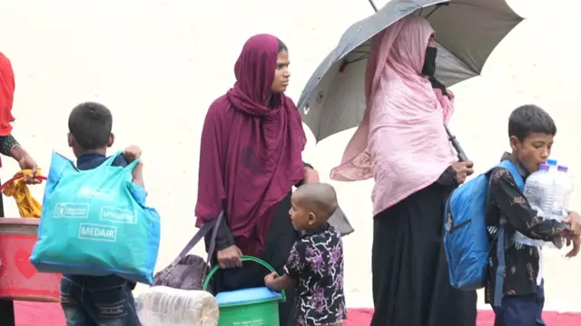 ঝড়ের সতর্কবার্তা শুনে একটি আশ্রয় কেন্দ্র উঠেছিল এই পরিবারটি