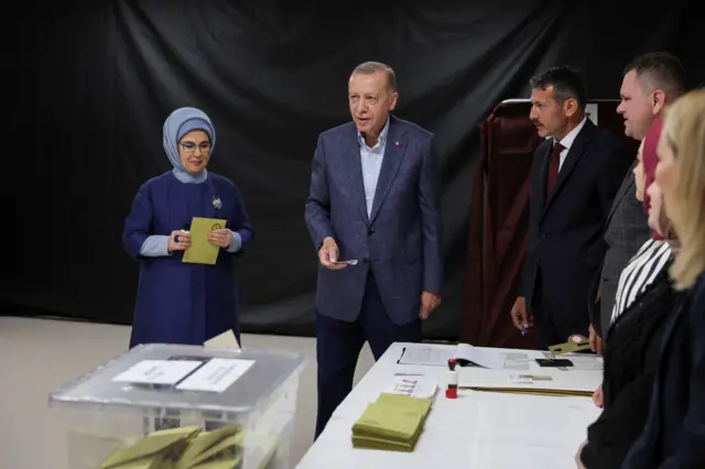 الرئيس التركي رجب طيب أردوغان يدلي بصوته في الانتخابات