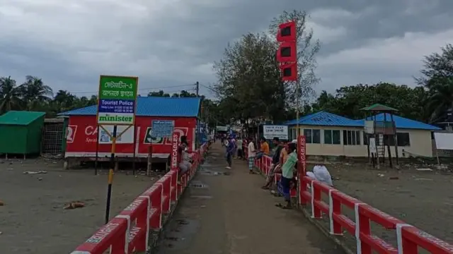 শনিবার দুপুরে সেন্ট মার্টিন ঘাটের চিত্র
