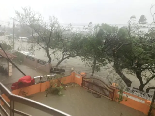 সিতওয়ে শহরের বাড়িঘর পানি ঢুকে পড়েছে