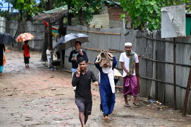 টেকনাফের শাহ পরীর দ্বীপের মানুষজন ছুটছেন আশ্রয়কেন্দ্রে।