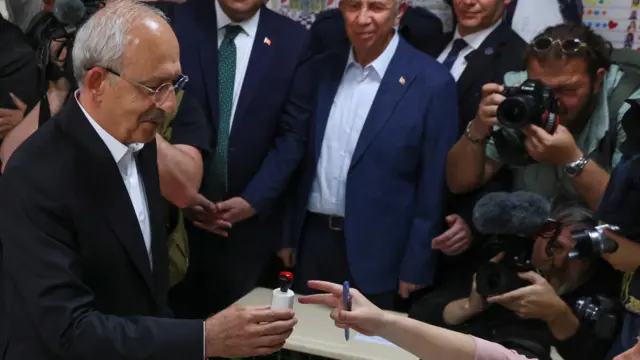 المرشح الرئاسي كمال كيليجدار أوغلو يدلي بصوته في الانتخابات