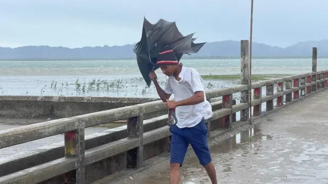 টেকনাফে ঝড়ো হাওয়ায় একজন হাঁটছেন।