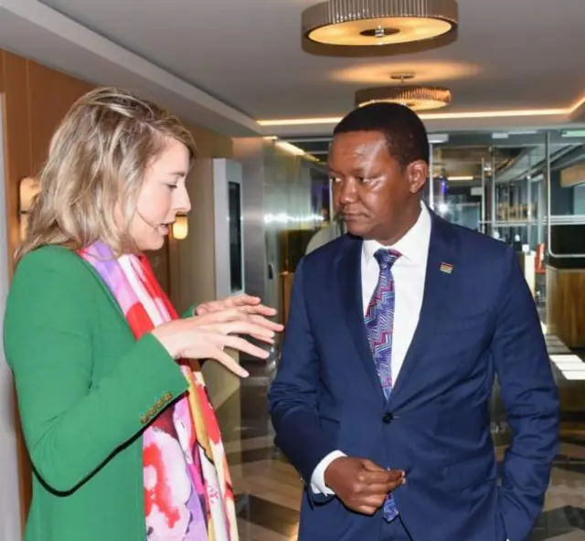 Alfred Mutua (kulia) alisema mchakato wa Wakenya wanaotaka kwenda Canada sasa ni rahisi