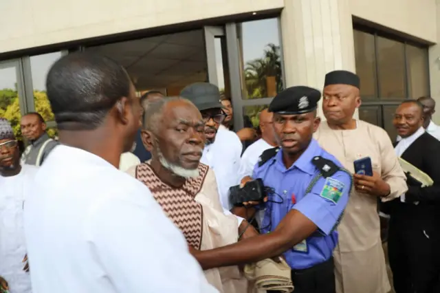 Mana mgbe onye ntaakụkọ BBC Igbo kọrọla anyị akụkọ a,ndị uweojii kpọbara Maazị Apapa baa n'ime ụlọ, ka udọ lọghachite.