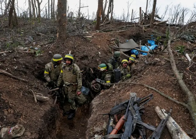 Украинские военные в окопах под Бахмутом