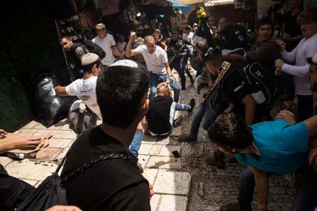 يهود إسرائيليون متطرفون يضربون رجلا فلسطينيا في الحي الإسلامي في القدس القديمة قبل مسيرة الأعلام