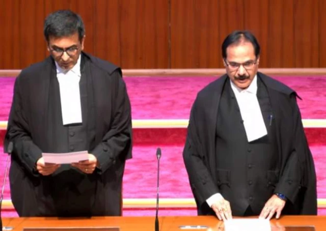 సుప్రీంకోర్టు న్యాయమూర్తిగా జస్టిస్ ప్రశాంత్ కుమార్ మిశ్రాతో ప్రమాణం చేయిస్తున్న సీజేఐ డీవై చంద్రచూడ్