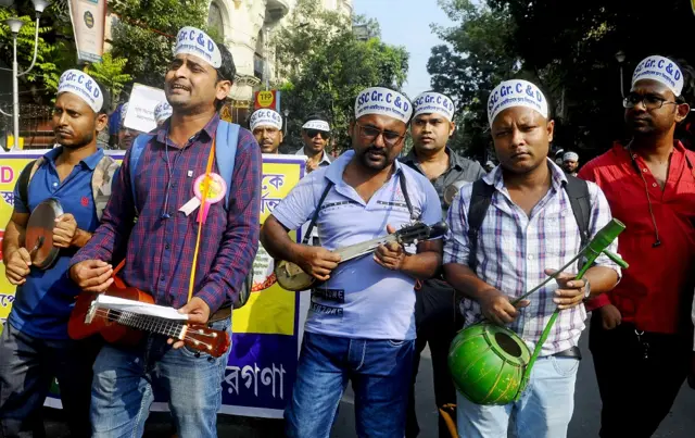 पश्चिम बंगाल के कथित शिक्षक भर्ती घोटाले के ख़िलाफ़ विरोध प्रदर्शन कर रहे राज्य के टीईटी पास उम्मीदवार (फ़ाइल फ़ोटो)