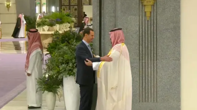 استقبال محمد بن سلمان ولیعهد عربستان از بشار اسد، رئیس جمهور سوریه در محل برگزاری نشست اتحادیه عرب در جده