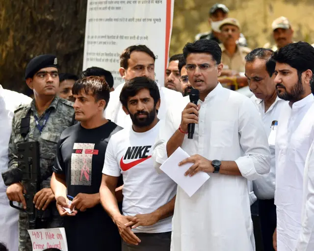 जंतर-मंतर पर कुश्ती खिलाड़ियों के साथ सचिन पायलट