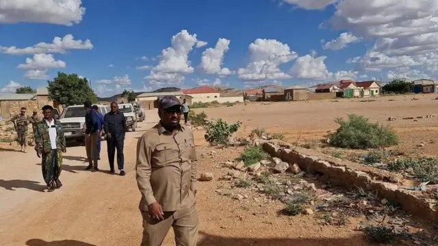 Dagaalka Laascaanood ee ku billowday dilka Cabdifataax Hadraawi wuxuu u xuubsiibtay qaddiyad siyaasadeed iyo mid qabiil. Wuxuu kaloo saamayn ku yeeshay wixii wadahadal ah ee laga yaabo inay dhex maraan Soomaaliya iyo Somaliland, waayo maamulka Somaliland wuxuu u arkaa in Puntland iyo dawladda federaalka oo dhinac ah ay dagaalka hurinayaan.