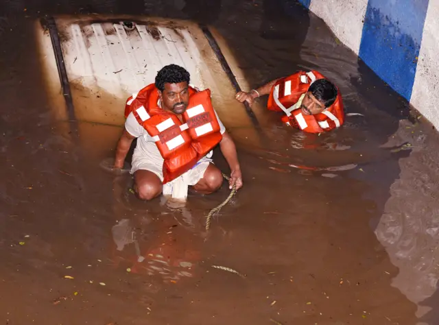 अंडरपास में टैक्सी के डूबने से युवती की मौत
