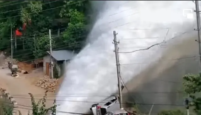 गुवाहाटी के खारगुली इलाके में फटी पाइप