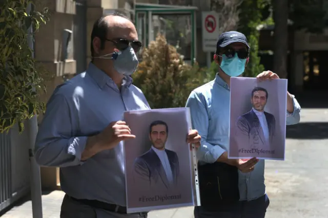 درخواست آزادی اسدالله اسدی در تجمعی که پیشتر در مقابل سفارت بلژیک در تهران برگزار شده بود