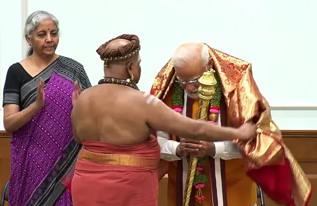 अधीनम ने पीएम को सौंपा सेंगोल