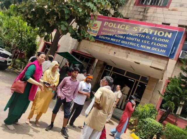 वसंत कुंज पुलिस थाने के बाहर लोग अपने परिचितों का इंतज़ार कर रहे हैं.