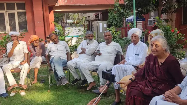 महिला पहलवानों के समर्थन में आए किसानों और महिलाओं को दिल्ली के वसंत विहार पुलिस स्टेशन में रखा गया है. माकपा नेता सुभाषिनी अली को भी इसी थाने में लाया गया है.
