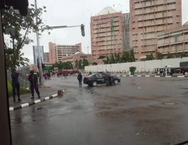 Ọwọ ẹrọ ló bá dé nibi ibura Bola Tinubu lonii ni Abuja, ojo lo kọkọ rọ ti gbogbo ilẹ si tutu