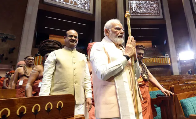 नई संसद में सेंगोल के साथ पीएम मोदी