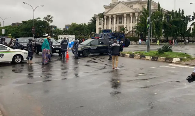 Ọwọ ẹrọ ló bá dé nibi ibura Bola Tinubu lonii ni Abuja, ojo lo kọkọ rọ ti gbogbo ilẹ si tutu
