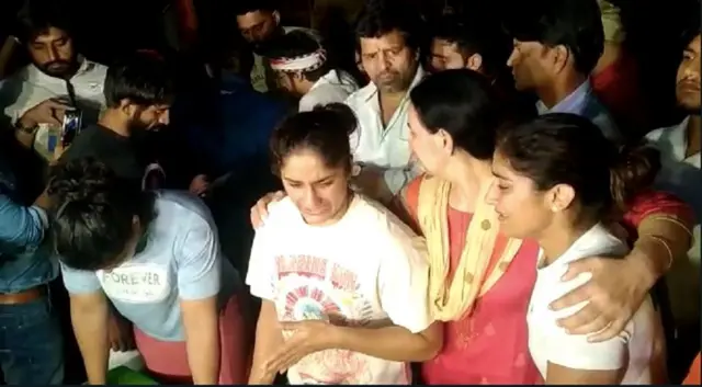 साक्षी मलिक और विनेश फोगाट