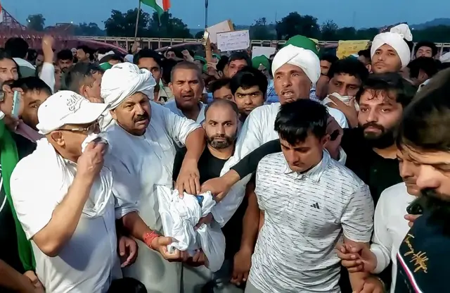 किसान नेता नरेश टिकैत के समझाने के बाद पहलवानों ने गंगा में मेडल बहाने के अपने कार्यक्रम को पांच दिनों के लिए स्थगित कर दिया है.