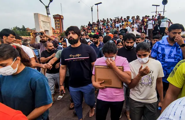 बीजेपी सांसद और कुश्ती महासंघ के अध्यक्ष बृजभूषण शरण सिंह की गिरफ्तारी की मांग कर रहे पहलवान आज हरिद्वार पहुंचे थे. पहलवानों ने अपने मेडलों को गंगा में बहाने का एलान किया था.