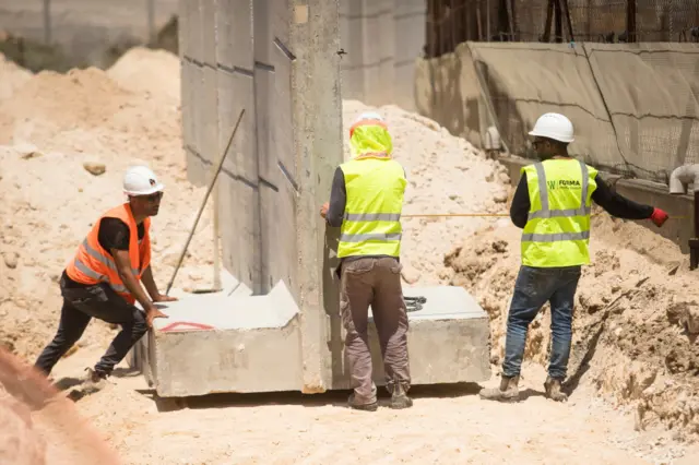 اسرائيل توقع اتفاقا مع الهند لاستقدام 10 آلاف عامل يحلون محل العمالة الفلسطينية