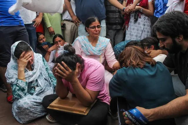 साक्षी मलिक, विनेश फोगाट, बजरंग पुनिया और कई खिलाड़ी काफी देर तक अपने मेडलों को लिए हरिद्वार में हर की पौड़ी पर बैठे रहे. इस दौरान खिलाड़ियों की आंखों में आंसू दिखाई दिए.