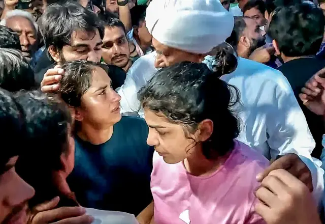 पहलवानों को समझाने के लिए पश्चिमी उत्तर प्रदेश के किसान नेता नरेश टिकैत अपने समर्थकों के साथ हरिद्वार पहुंचे.