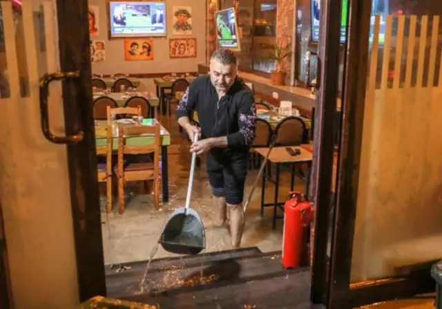 Antalya'da bir kafeyi su bastı