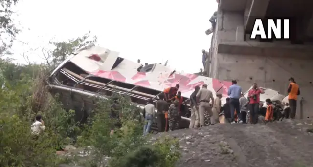 లోయలో పడిపోయిన బస్సు