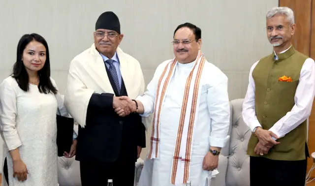 नेपाल के प्रधानमंत्री पुष्प कमल दाहाल ‘प्रचंड’ के साथ भारतीय विदेश मंत्री एस जयशंकर और बीजेपी अध्यक्ष जेपी नड्डा