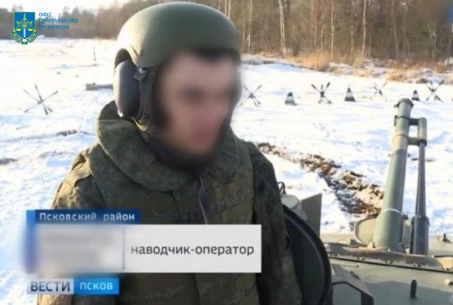 военный на фоне техники