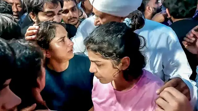 विनेश फोगाट के साथ किसान नेता नरेश टिकैत