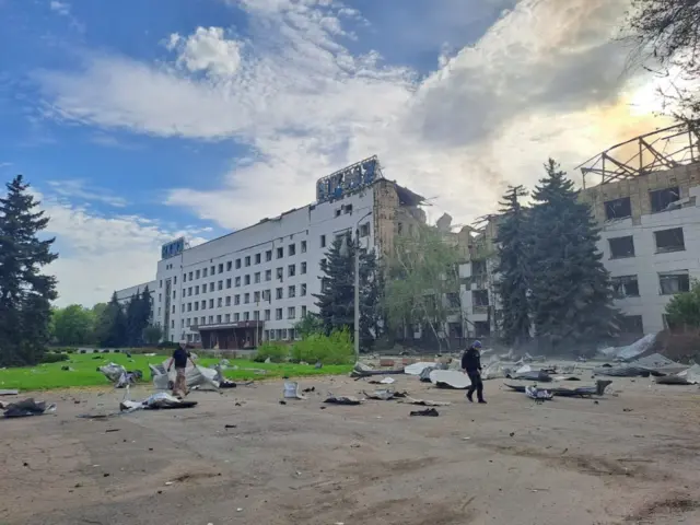 Поврежденное здание завода в Краматорске