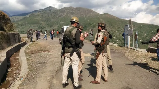 जम्मू-कश्मीर के राजौरी में मुठभेड़ में भारतीय सेना के पांच जवानों की मौत