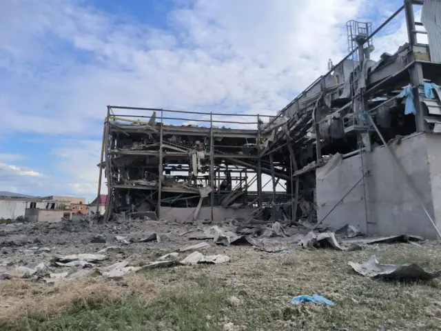 Поврежденное здание завода