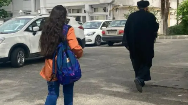 زنان بدون پوشش حجاب