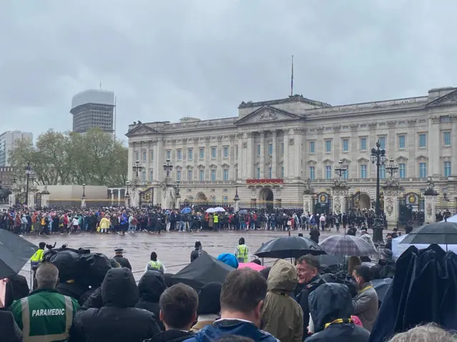 Люди собираются у Букингемского дворца