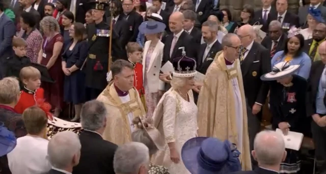 قرينة الملك كاميلا عند خروجها من الكنيسة