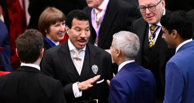 ليونيل ريتشي يتحدث إلى عمدة لندن صادق خان في دير وستمنستر