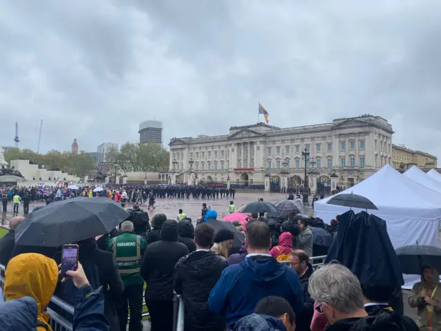 Люди у Букингемского дворца