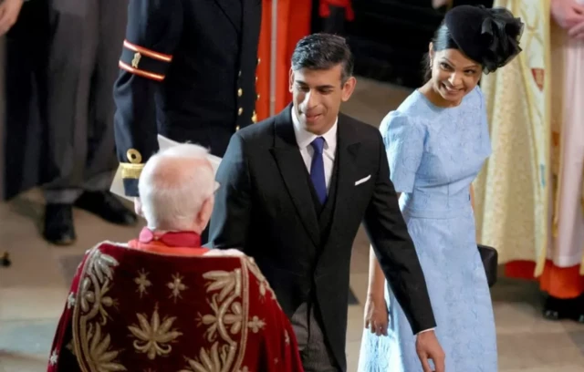 رئيس الوزراء البريطاني ريشي سوناك وزوجته أكشاتا مورتي