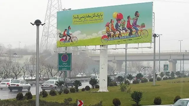 در پی تاکید رهبر جمهوری اسلامی بر افزایش جمعیت در ۱۰ سال پیش، بیلبوردهایی با این مضمون در سطح شهر دیده شد