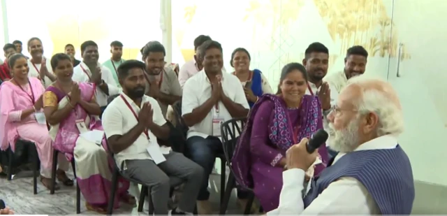 पीएम मोदी हक्की पिक्की ट्राइब के लोगों के साथ